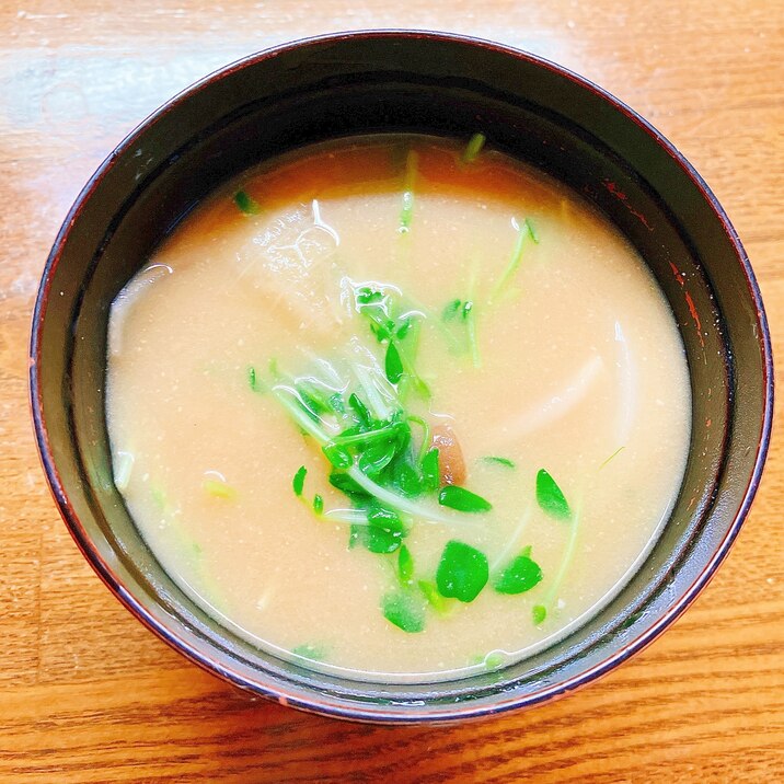 豆苗としめじと玉ねぎの味噌汁